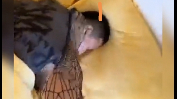 如何用脚叫男友起床吃早餐